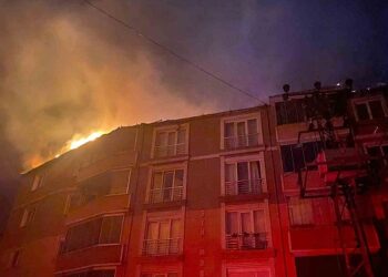 Sinop Türkeli’de, apartman çatısında çıkan yangın korkuttu!