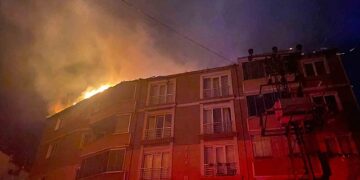 Sinop Türkeli’de, apartman çatısında çıkan yangın korkuttu!
