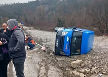 Sinop’un Türkeli-Ayancık Karayolu’nda kargo aracı devrildi!