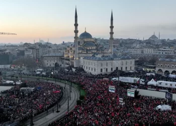 Binlerce kişi Filistin’e destek için Galata Köprüsü’nde!
