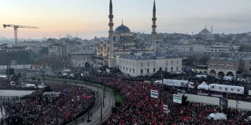 Binlerce kişi Filistin’e destek için Galata Köprüsü’nde!