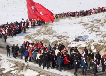 Sarıkamış’ta yürüyüş başladı! “Türkiye Şehitleriyle Yürüyor” etkinliğine binlerce kişi katıldı