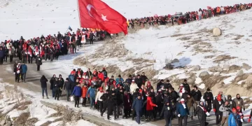 Sarıkamış’ta yürüyüş başladı! “Türkiye Şehitleriyle Yürüyor” etkinliğine binlerce kişi katıldı