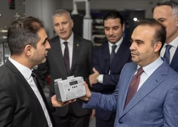 Bakan Kacır, akıllı ultrasonik doğal gaz sayacını yerinde inceledi