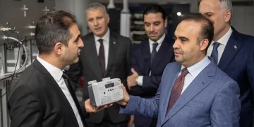 Bakan Kacır, akıllı ultrasonik doğal gaz sayacını yerinde inceledi