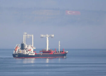 Sis nedeniyle Çanakkale Boğazı’nda gemi trafiği durduruldu!