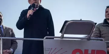 CHP Genel Başkanı Özel açıkladı: Vatanını milletini seven kim varsa bu evin kapıları ona açıktır