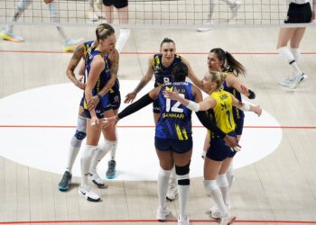 Fenerbahçe, kadınlar derbisinde Beşiktaş’ı set vermeden geçti!