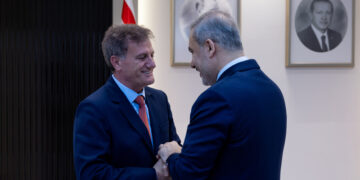 Dışişleri Bakanı Hakan Fidan, KKTC Bayındırlık ve Ulaştırma Bakanı ile bir araya geldi