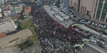 İmamoğlu’na yoğun destek: Polis biber gazıyla müdahale etti
