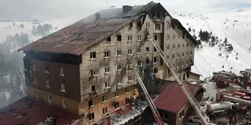 Kartalkaya’da yanan otelde ekiplerin çalışmaları devam ediyor