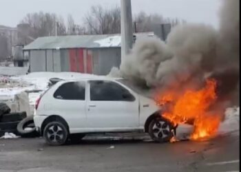 Muş’ta, seyir halindeki otomobil yanarak kullanılamaz hale geldi!