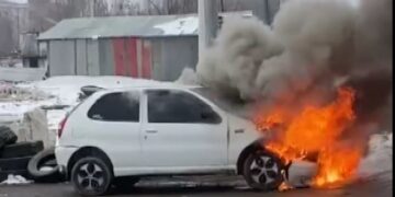Muş’ta, seyir halindeki otomobil yanarak kullanılamaz hale geldi!