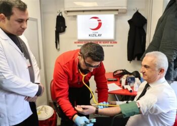 Muş Valisi Çakır’dan, ‘Birbirimize Candan Bağlıyız’ kan bağış kampanyasına destek!