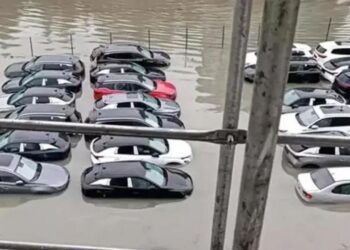 İstanbul’da yağışın ardından otoparktaki sıfır araçlar sular altında kaldı