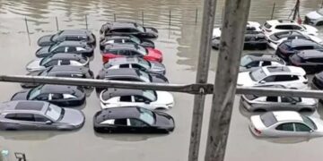 İstanbul’da yağışın ardından otoparktaki sıfır araçlar sular altında kaldı