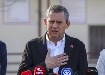 Özgür Özel, cezaevindeki Mine Özerden ve Çiğdem Mater’i ziyaret etti!