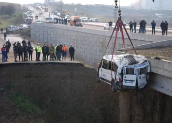 İşçi servisi şarampole yuvarlandı: 1 kişi hayatını kaybetti, 14 yaralı