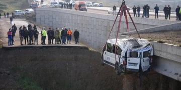 İşçi servisi şarampole yuvarlandı: 1 kişi hayatını kaybetti, 14 yaralı