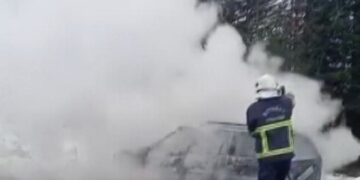 Sinop Boyabat’ta, park halindeki otomobil tamamen yandı!