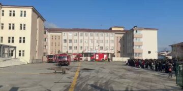 Arnavutköy’de okulda yangın! İtfaiye ekipleri yangına müdahale ediyor
