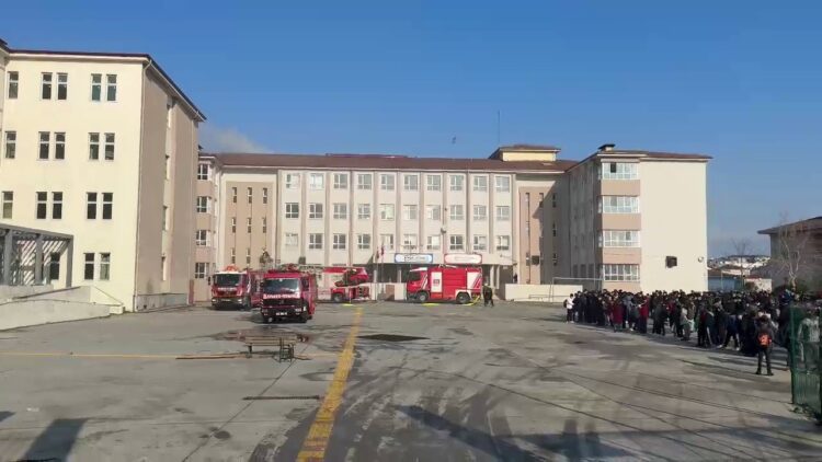 Arnavutkoyde okulda yangin habermeydan
