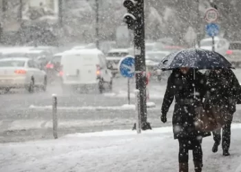 Soğuk Hava Etkisini Artırdı: İstanbul’da Kar Yağışı Başladı