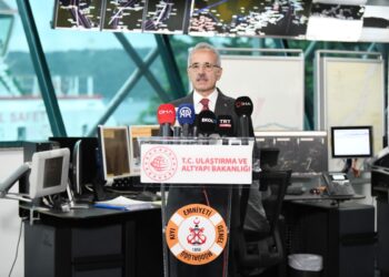 Kilyos açıklarında sert hava koşullarından etkilenen gemi güvenli bölgeye çekildi