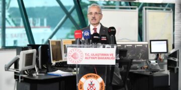 Kilyos açıklarında sert hava koşullarından etkilenen gemi güvenli bölgeye çekildi