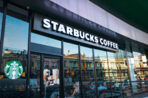 Starbucks dunya genelinde binlerce kisiyi isten cikaracak1 habermeydan