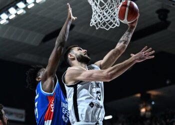 Beşiktaş Fibabanka, Anadolu Efes’i son çeyrekte devirdi!
