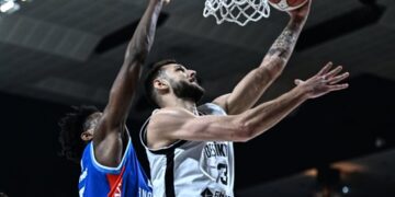 Beşiktaş Fibabanka, Anadolu Efes’i son çeyrekte devirdi!