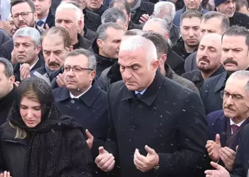 Bakan Ersoy, ‘Deprem Şehitliği’ni ziyaret etti