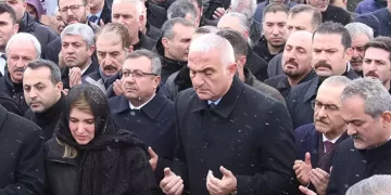 Bakan Ersoy, ‘Deprem Şehitliği’ni ziyaret etti