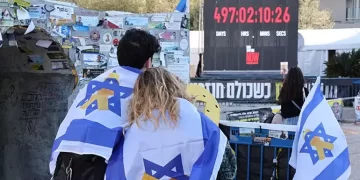 İsrailliler, Tel Aviv’de kurulan dev ekranlardan esir takasını canlı olarak izledi