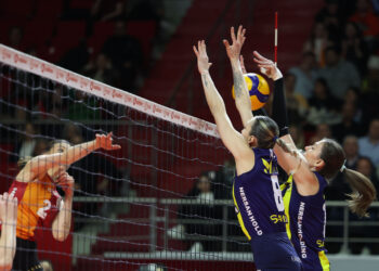 Fenerbahçe, Galatasaray’ı deplasmanda set vermeden geçti!