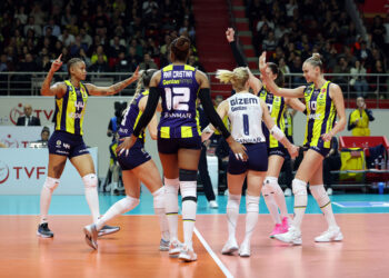 Fenerbahçe, VakıfBank’ı devirip liderlik koltuğuna oturdu!