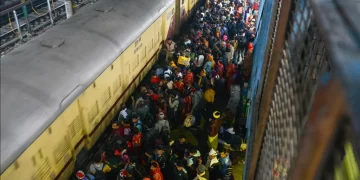 Hindistan’da tren istasyonunda izdiham: 18 kişi yaşamını yitirdi