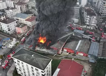 İstanbul’da lastik fabrikasında büyük yangın çıktı