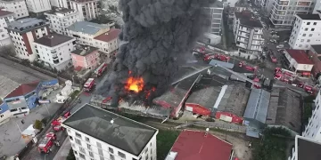 İstanbul’da lastik fabrikasında büyük yangın çıktı