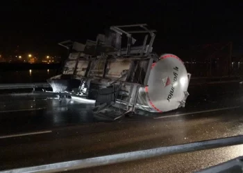 İzmir’de kaza: Karşı şeride geçen tanker taksiye çarptı