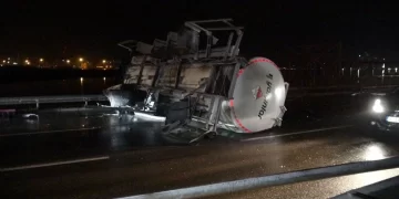 İzmir’de kaza: Karşı şeride geçen tanker taksiye çarptı