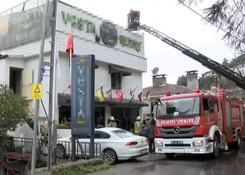Kartal’da 5 katlı otelde yangın korkusu! Her yeri duman kapladı