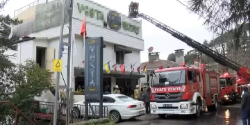 Kartal’da 5 katlı otelde yangın korkusu! Her yeri duman kapladı