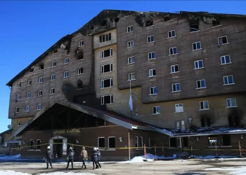 Kartalkaya yangınında hayatını kaybedenler, facianın birinci yılında otel önünde anıldı.