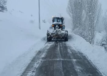 Muş’ta, etkili kar yağışı nedeniyle 303 köy yolu ulaşıma kapandı!