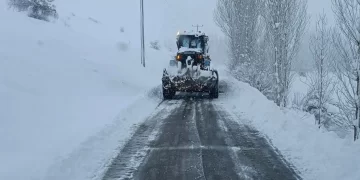 Muş’ta, etkili kar yağışı nedeniyle 303 köy yolu ulaşıma kapandı!