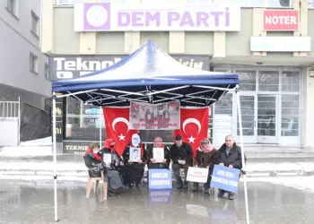 Muşlu ailelerin evlat nöbeti kar yağışına rağmen kararlılıkla sürüyor!