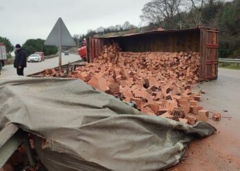 Sinop Gerze’de, tuğla yüklü kamyonun devrildiği kazada sürücü yaralandı!
