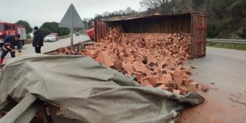 Sinop Gerze’de, tuğla yüklü kamyonun devrildiği kazada sürücü yaralandı!